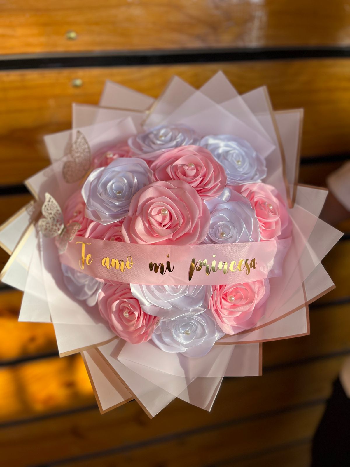 Ramo de flores de tela rojas